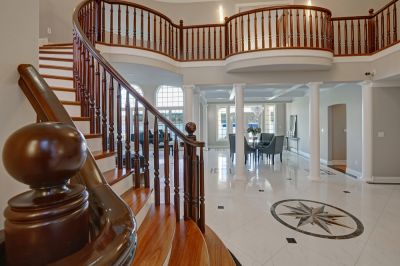 Get an Elegant Appearance to Your Wood Banister!